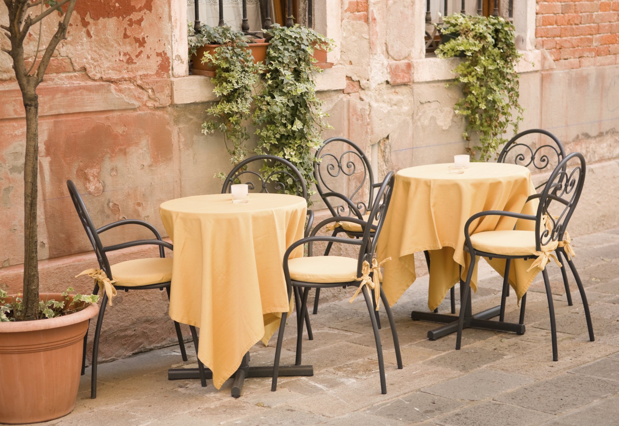 Столики в кофейне в Италии