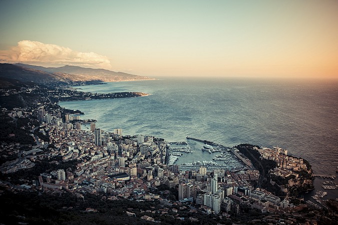 Pobřežní město s hustou zástavbou sahající až k moři