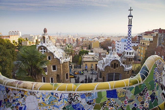 Barevná mozaiková terasa s typickými zakřivenými tvary